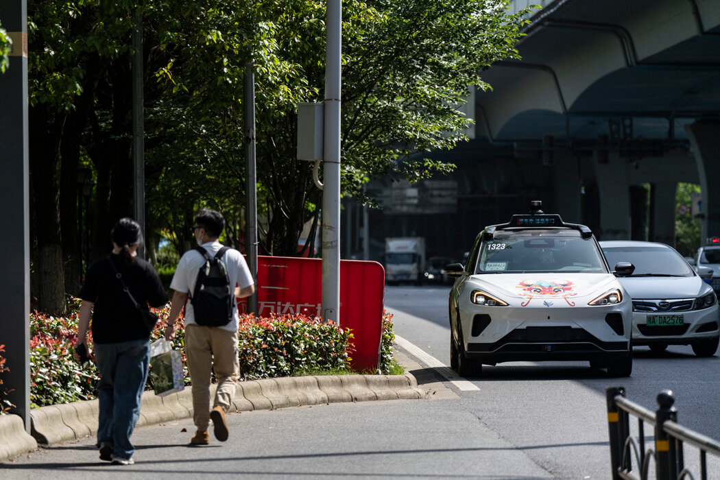 在中国，至少有16个城市允许公司在公共道路上测试机器人出租车。